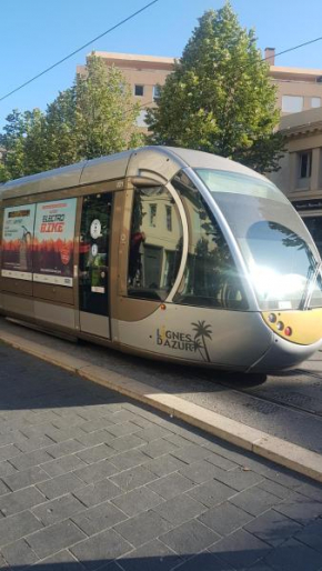 NEW CHEAP PRIVATE ROOM, KITCHEN , OVERWIEUW sea,TRAM on spot, 12 minutes from nice train station with tram , beach in 17 min tram , CHAMBRE PRIVÉE pas cher, cuisine équipée , tram sur place, APERÇU me